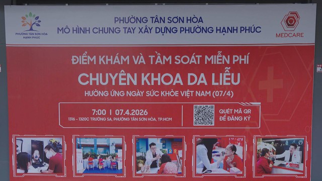 Nữ giáo viên được chăm sóc da liễu miễn phí trong Ngày Sức khỏe toàn dân - Ảnh 1.