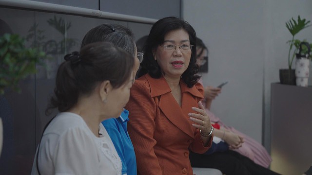 Nữ giáo viên được chăm sóc da liễu miễn phí trong Ngày Sức khỏe toàn dân - Ảnh 2.