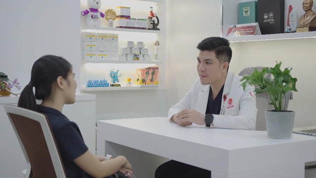 Nữ giáo viên được chăm sóc da liễu miễn phí trong Ngày Sức khỏe toàn dân - Ảnh 3.