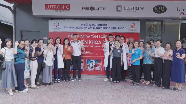 Nữ giáo viên được chăm sóc da liễu miễn phí trong Ngày Sức khỏe toàn dân - Ảnh 5.