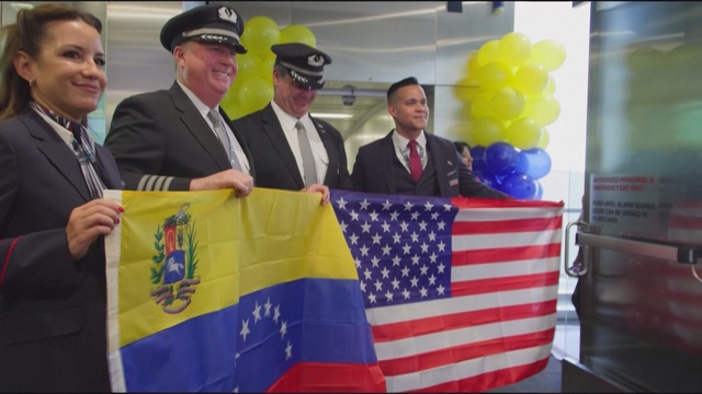 Mỹ nối lại chuyến bay thương mại đến Venezuela sau 7 năm - Ảnh 1.