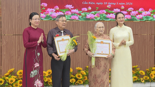 Phường Cầu Kiệu trao Huy hiệu Đảng và biểu dương các điển hình học tập, làm theo Bác - Ảnh 3.
