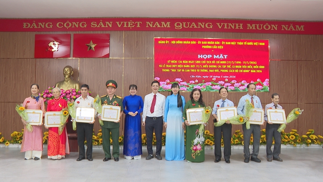 Phường Cầu Kiệu trao Huy hiệu Đảng và biểu dương các điển hình học tập, làm theo Bác - Ảnh 4.