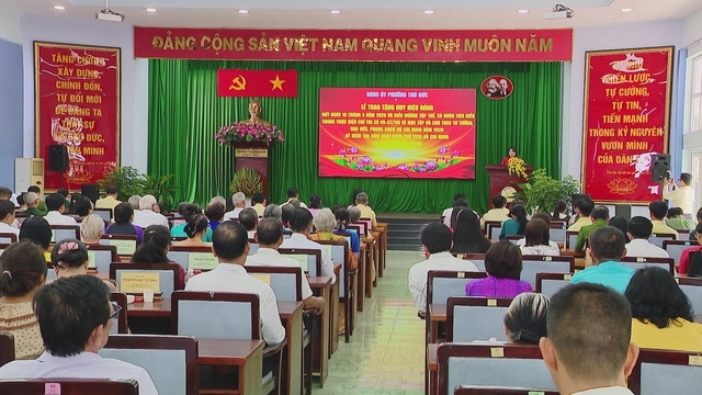 Phường Thủ Đức trao Huy hiệu Đảng đợt 19/5 và biểu dương các điển hình học tập, làm theo Bác - Ảnh 1.