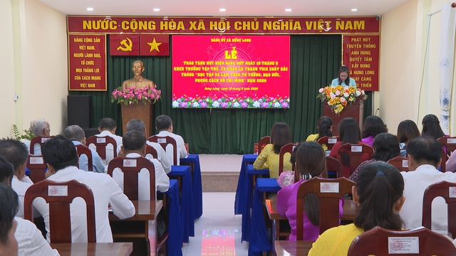 Xã Hưng Long trao Huy hiệu Đảng và tuyên dương các điển hình học tập, làm theo Bác - Ảnh 1.