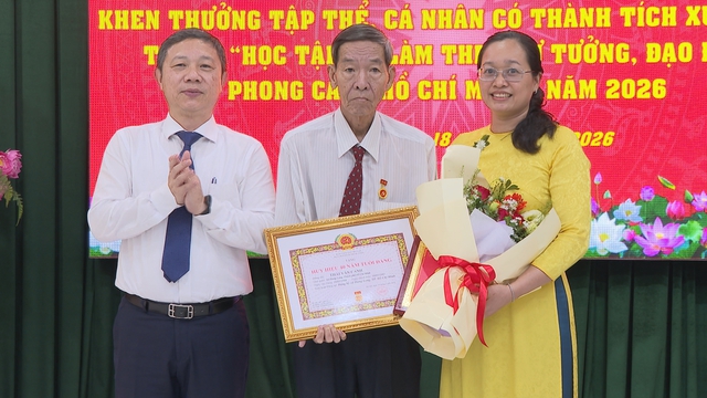 Xã Hưng Long trao Huy hiệu Đảng và tuyên dương các điển hình học tập, làm theo Bác - Ảnh 2.