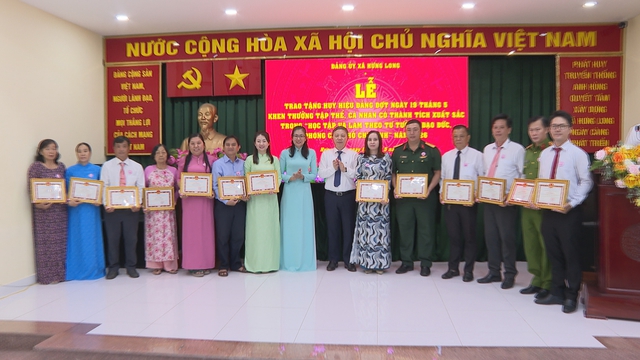 Xã Hưng Long trao Huy hiệu Đảng và tuyên dương các điển hình học tập, làm theo Bác - Ảnh 4.