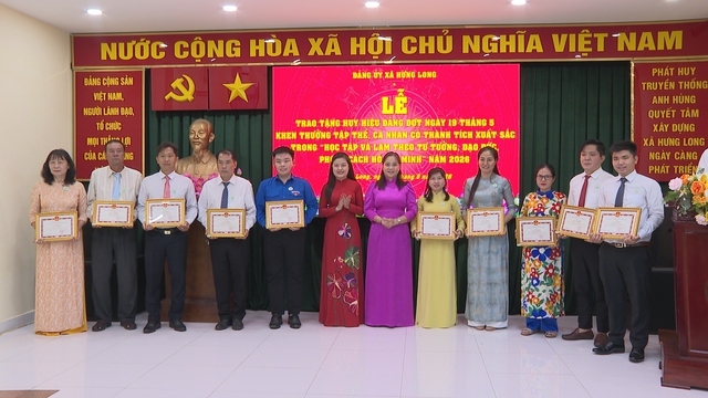 Xã Hưng Long trao Huy hiệu Đảng và tuyên dương các điển hình học tập, làm theo Bác - Ảnh 3.