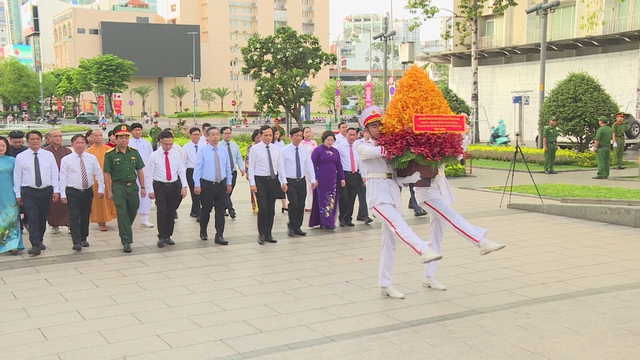 Đoàn đại biểu TP. Hồ Chí Minh dâng hoa tưởng nhớ Chủ tịch Hồ Chí Minh nhân 136 năm Ngày sinh của Người - Ảnh 1.