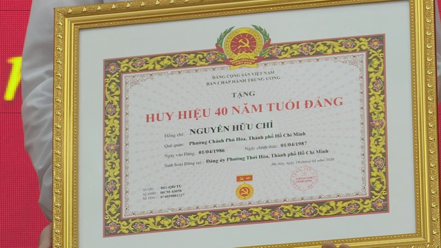 Phường Thới Hòa trao Huy hiệu Đảng cho các đảng viên lão thành nhân kỷ niệm Ngày sinh Chủ tịch Hồ Chí Minh - Ảnh 3.