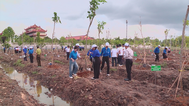 TP. Hồ Chí Minh trồng 503 cây xanh tại Công viên văn hóa Láng Le, lan tỏa phong trào “Thành phố muôn sắc hoa” - Ảnh 1.