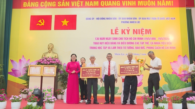 Phường Nhiêu Lộc trao Huy hiệu Đảng và tuyên dương các điển hình học tập, làm theo Bác - Ảnh 2.