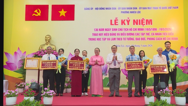 Phường Nhiêu Lộc trao Huy hiệu Đảng và tuyên dương các điển hình học tập, làm theo Bác - Ảnh 4.
