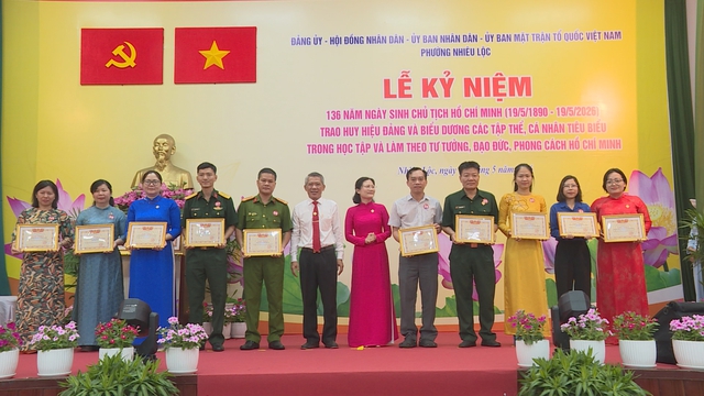 Phường Nhiêu Lộc trao Huy hiệu Đảng và tuyên dương các điển hình học tập, làm theo Bác - Ảnh 3.