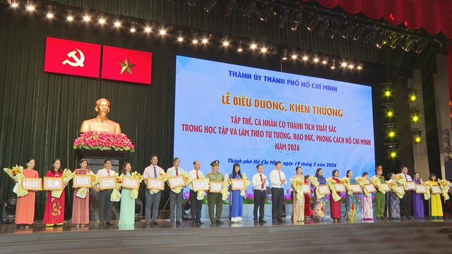 TP. Hồ Chí Minh tuyên dương 181 tập thể và 177 cá nhân tiêu biểu học tập và làm theo Bác - Ảnh 2.