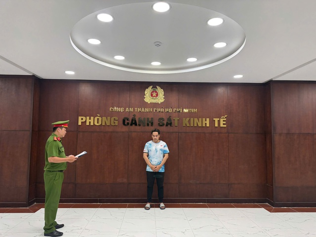 TP.HCM: Triệt phá cơ sở buôn bán giày dép giả mạo nhãn hiệu quy mô lớn, thu giữ tang vật trị giá gần 3,4 tỷ đồng - Ảnh 3.