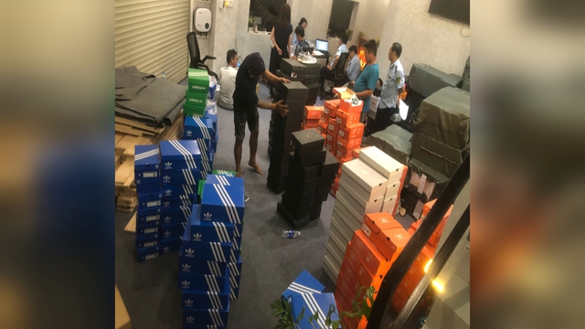 60 Giây ngày 23/5/2026 | TP. Hồ Chí Minh: Khởi tố chủ tài khoản chuyên bán giày, dép giả thương hiệu - Ảnh 1.