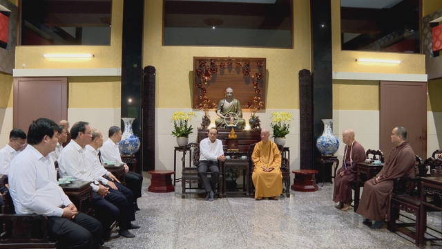 Lãnh đạo TP.HCM thăm, chúc mừng Đại lễ Phật đản Phật lịch 2570 – Dương lịch 2026 - Ảnh 3.
