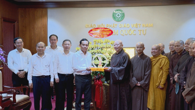 Lãnh đạo TP.HCM thăm, chúc mừng Đại lễ Phật đản Phật lịch 2570 – Dương lịch 2026 - Ảnh 5.