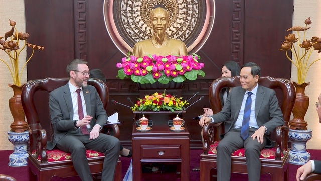 Bí thư Thành ủy Thành phố Hồ Chí Minh Trần Lưu Quang tiếp Đại sứ Vương quốc Anh tại Việt Nam - Ảnh 4.