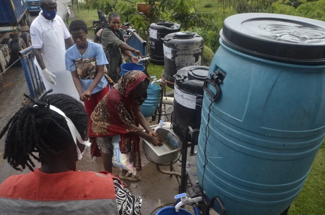 Cộng hòa Dân chủ Congo: Gia tăng nhu cầu bồn rửa tay do dịch Ebola - Ảnh 1.