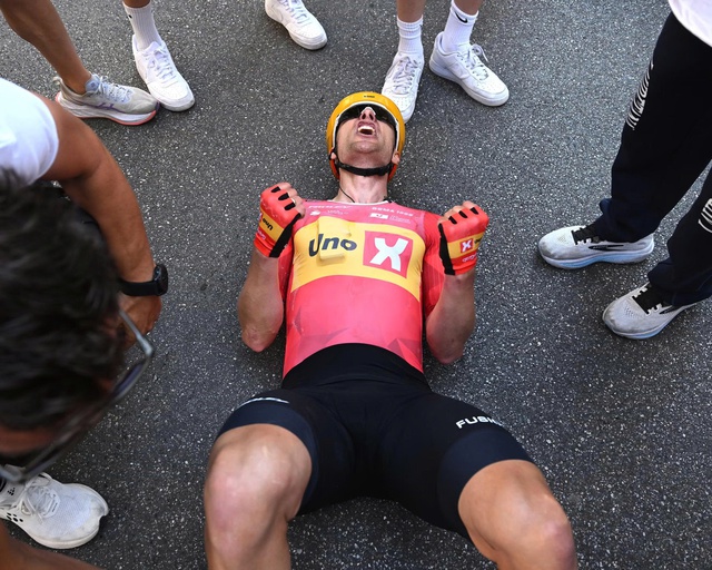 Fredrik Dversnes thắng chặng 15 Giro d’Italia đầy tranh cãi- Ảnh 1.