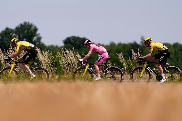 Fredrik Dversnes thắng chặng 15 Giro d’Italia đầy tranh cãi- Ảnh 2.