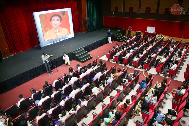 HTV mang thế giới cổ tích đến gần hơn với trẻ em khiếm thị - Ảnh 1.