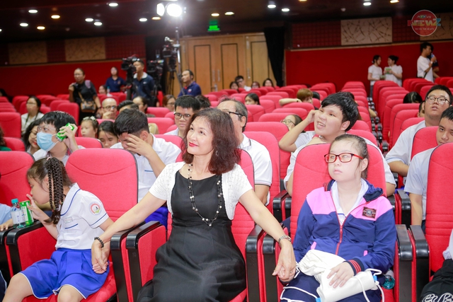 HTV mang thế giới cổ tích đến gần hơn với trẻ em khiếm thị - Ảnh 16.