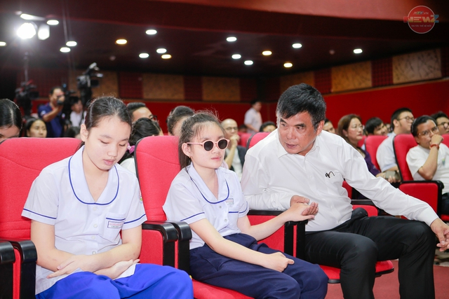 HTV mang thế giới cổ tích đến gần hơn với trẻ em khiếm thị - Ảnh 17.