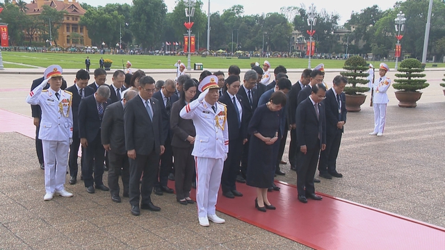 Thời sự trưa HTV ngày 3/5/2026 | Thủ tướng Nhật Bản Takaichi Sanae vào Lăng viếng Chủ tịch Hồ Chí Minh - Ảnh 1.