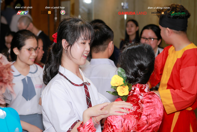 HTV mang thế giới cổ tích đến gần hơn với trẻ em khiếm thị - Ảnh 15.