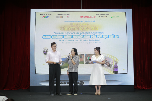 NSƯT Thành Lộc cảm động khi cùng trẻ khiếm thị “xem” Chuyện Ngày Xưa - Ảnh 1.