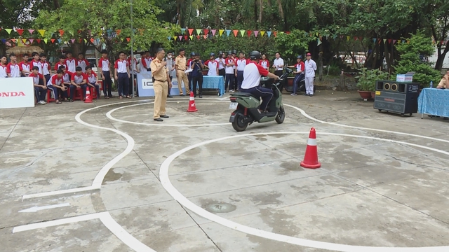 Vươn khơi - Ngày 4/5/2026 | Tăng cường hướng dẫn kỹ năng lái xe gắn máy an toàn cho học sinh - Ảnh 1.