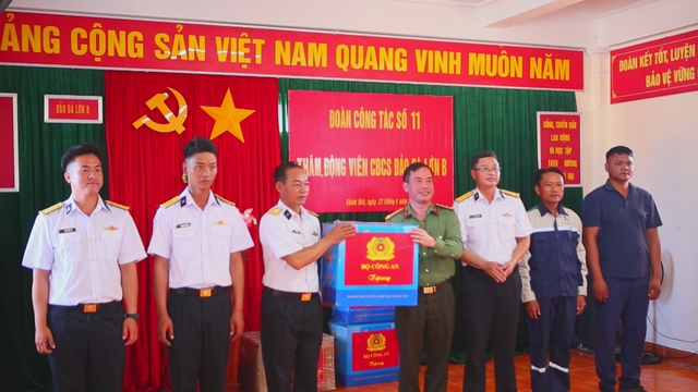 60 Giây ngày 6/5/2026 | Trao quà cho cán bộ, chiến sĩ làm nhiệm vụ tại Đặc khu Trường Sa- Ảnh 1.