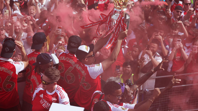 Arsenal tưng bừng diễu hành xe buýt mừng chức vô địch Ngoại hạng Anh - Ảnh 2.
