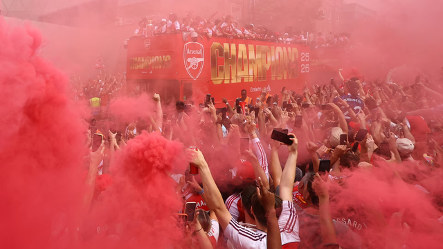 Arsenal tưng bừng diễu hành xe buýt mừng chức vô địch Ngoại hạng Anh - Ảnh 1.