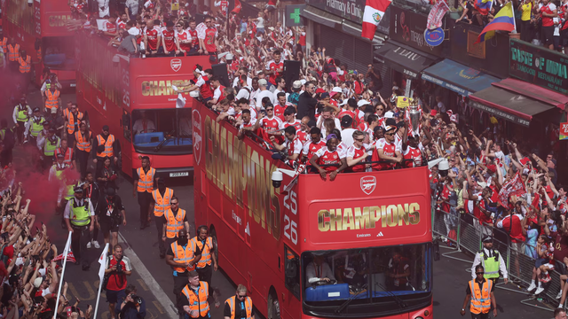 Arsenal tưng bừng diễu hành xe buýt mừng chức vô địch Ngoại hạng Anh - Ảnh 3.