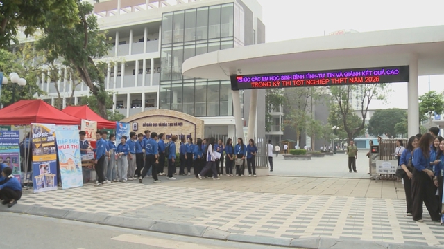 Gần 9.800 tình nguyện viên Hà Nội đồng hành cùng sĩ tử trong chiến dịch "Tiếp sức mùa thi"- Ảnh 3.