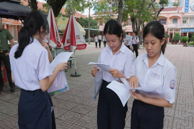 TP. Hồ Chí Minh bắt đầu ráp phách, so dò bài thi lớp 10, dự kiến công bố điểm thi lúc 17 giờ ngày 19/6 - Ảnh 1.