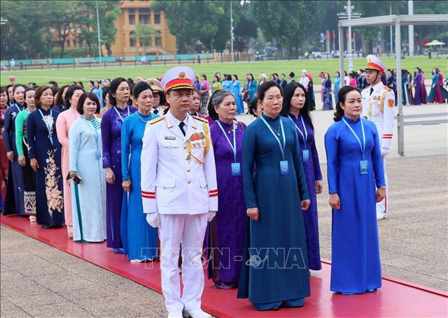Đại biểu dự Đại hội Phụ nữ toàn quốc vào Lăng viếng Chủ tịch Hồ Chí Minh - Ảnh 2.