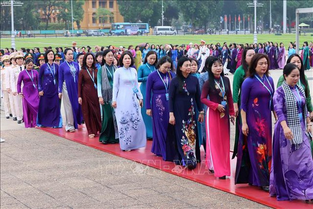 Đại biểu dự Đại hội Phụ nữ toàn quốc vào Lăng viếng Chủ tịch Hồ Chí Minh - Ảnh 3.
