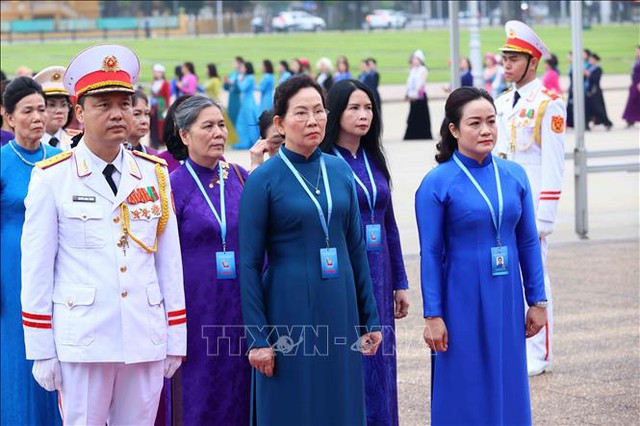 Đại biểu dự Đại hội Phụ nữ toàn quốc vào Lăng viếng Chủ tịch Hồ Chí Minh - Ảnh 4.