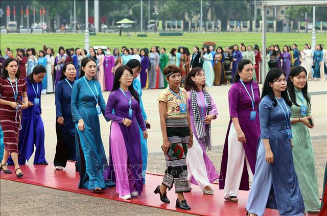 Đại biểu dự Đại hội Phụ nữ toàn quốc vào Lăng viếng Chủ tịch Hồ Chí Minh - Ảnh 5.