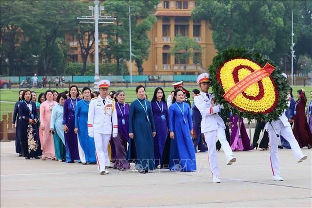 Đại biểu dự Đại hội Phụ nữ toàn quốc vào Lăng viếng Chủ tịch Hồ Chí Minh - Ảnh 1.