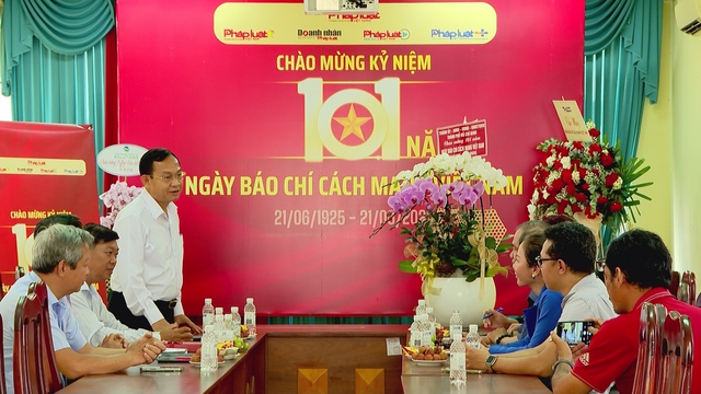 Lãnh đạo TP. Hồ Chí Minh thăm, chúc mừng Báo Pháp Luật Việt Nam nhân ngày Báo Chí Cách mạng Việt Nam - Ảnh 1.