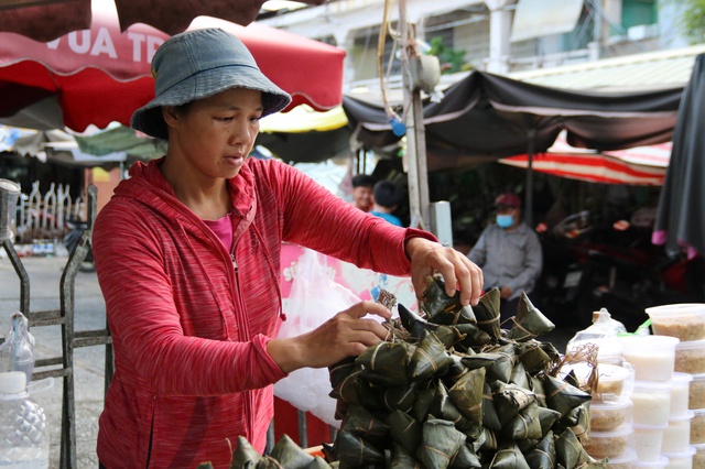 TP. Hồ Chí Minh: Chợ truyền thống nhộn nhịp trước Tết Đoan Ngọ- Ảnh 1.
