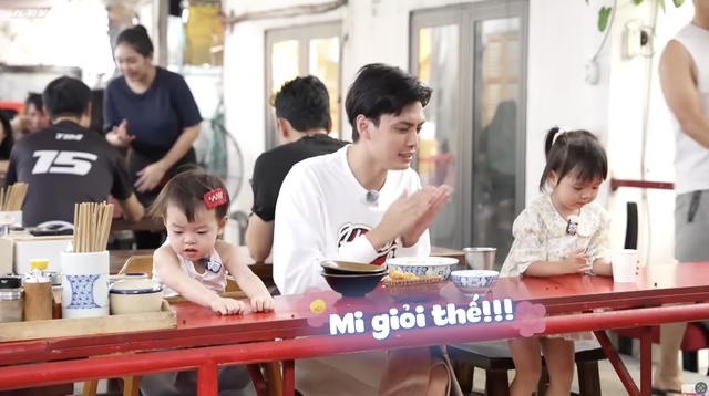 "Mẹ vắng nhà, ba là siêu nhân" Mùa 5 | Tập 8: Tuấn Dương "gửi" con gái làm con tin tại quán phở vì quên mang tiền - Ảnh 1.
