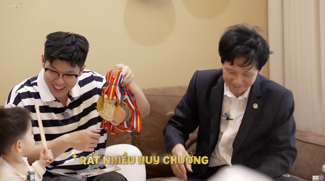 "Mẹ vắng nhà, ba là siêu nhân" Mùa 5 | Tập 8: Tuấn Dương "gửi" con gái làm con tin tại quán phở vì quên mang tiền - Ảnh 3.