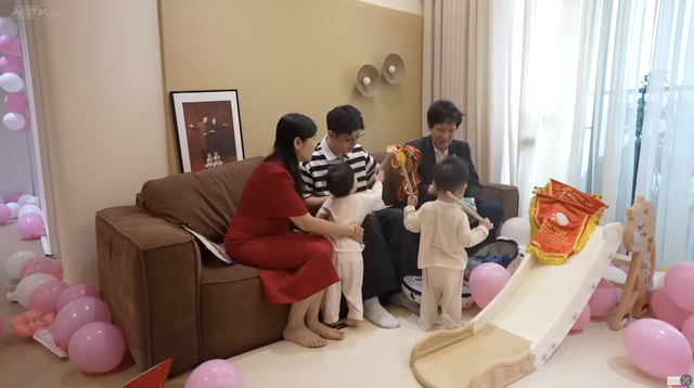 "Mẹ vắng nhà, ba là siêu nhân" Mùa 5 | Tập 8: Tuấn Dương "gửi" con gái làm con tin tại quán phở vì quên mang tiền - Ảnh 4.